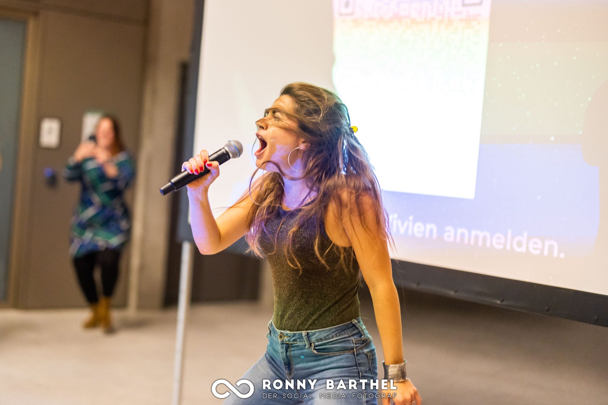 A participant expressing herself with a microphone at Inspiration Days.
